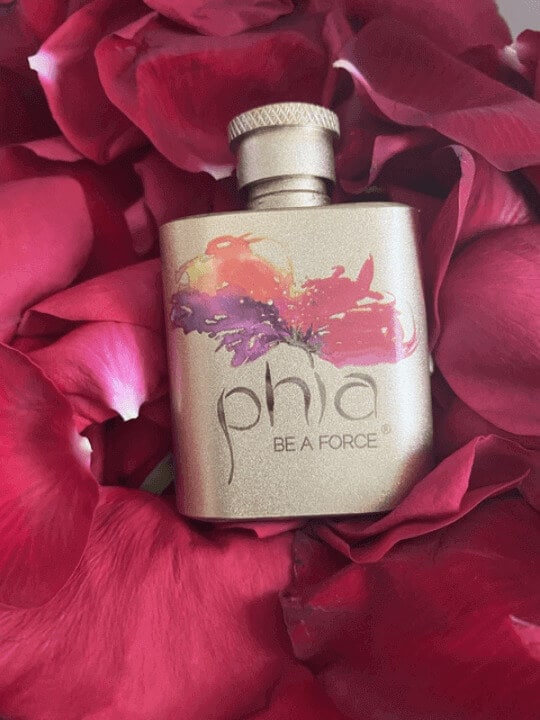 鮮やかなバラの花びらとphia